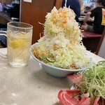 ねぎたん塩・焼肉・お食事 ジャン高山 - 見よ！このジャンサラダータワーを！！しかもぎゅうぎゅう