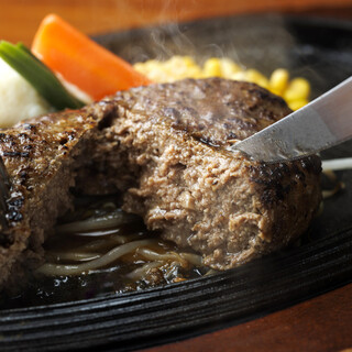 黒毛和牛100％のハンバーグ！溢れ出る肉汁をご堪能あれ
