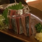 七伍屋 - 今季初生秋刀魚刺し
      あの切り方です！