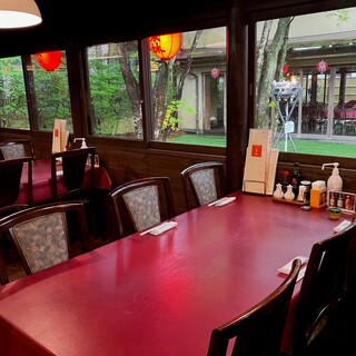 中庭の見える4～6名様用席。