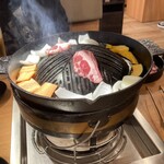 成吉思汗 大黒屋 五丁目店 - 野菜と共に焼きます。