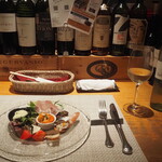 トラットリア・アルモ - 前菜盛り合わせ ＆ 白ワイン