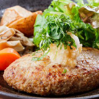 注文後に成型・焼き上げるハンバーグセットなどおすすめを堪能