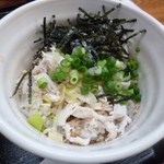 麺屋 一里 - ラーメンスープ、薬味を掛けたところ