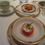 レ セゾン - 2014 8 前菜 フレッシュ シェーヴルをファルスしたトマト タルタルとソルベ バジルを香らせたロワイヤル