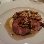 レ セゾン - 2014 8 肉料理 豚肉のエマンセ エスプレットピーマン風味 小烏賊のソテーと貝をあしらって 