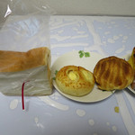アミール - （左から）しあわせ食パン、ポテトバスケット、瓦のクリームパン、フレンチトースト