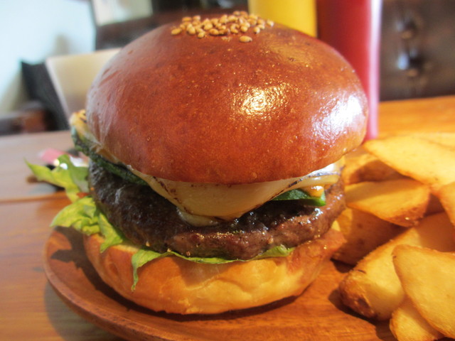 国道 134 号沿い、鎌倉近くの「Good Mellows」で美味しいハンバーガー