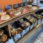 デリシオキッチン - 弁当専門店とは思えないバラエティ豊かなラインアップのパン類。しかもハイクオリティ。　お目当ての「きのこチキンカレーパン」は今日は売ってなかった　泣