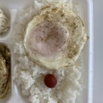 デリシオキッチン - ライスに乗せられた目玉焼き