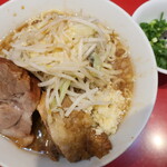 ラーメン二郎 - ラーメン半分＋ニンニク＋青ネギ炙