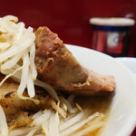 ラーメン二郎 - 豚の厚み