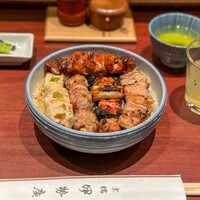 伊勢廣 京橋本店 - 焼鳥5本丼（ささみ、団子、もも肉、皮身、レバー）