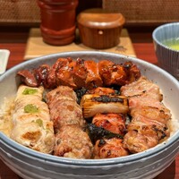 伊勢廣 京橋本店 - 焼鳥5本丼（ささみ、団子、もも肉、皮身、レバー）