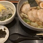 漁師屋らーめん - 漁師屋ラーメンとじゃこめし。