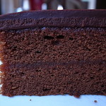 Café Sacher - 極厚保グラサージュに杏子ジャム二層がザッハー流