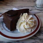 Café Sacher - 完全無加糖のザックリ生クリ