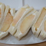 フルーツパーラーヤオイソ - 岡山水蜜桃サンド
