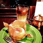 Brown Books Cafe - ベイクドチーズケーキとアイスカフェラテ☆
                      レトロな雰囲気のかわいいカフェ( ๑˃̶ ॣꇴ ॣ˂̶)♪⁺·✧
                      ぎゅっと濃厚なチーズケーキも好きな味♡