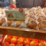 RINGO - 店頭に置かれているレモンアールグレイの焼きたてカスタードアップルパイ(^^)