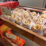 RINGO - 店頭に置かれているレモンの焼きたてカスタードアップルパイ(^^)