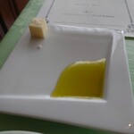 レストラン シェフ2 - 塩とバターと、オリーブオイル。パンをお好きなほうで〜というのが嬉しい♪バターはなんだかサラリとしていて、オリーブオイルは凄く濃厚♪