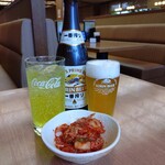 食事処　七福 - 生ビールとキムチセット(+\150で瓶ビール変更)、ランチドリンクのリアルゴールド
