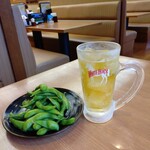 食事処　七福 - ハイボール(\400)と枝豆(\300)