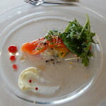 アロマティコ - 前菜：ｽﾓｰｸｻｰﾓﾝのｻﾗﾀﾞ仕立て