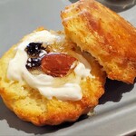 チャバティ - スプレッドは塩ホイップバターとハニーナッツ&ドライフルーツ