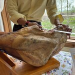 旅とPizzaとお宿 咲色 - 席で切り分けてくれます