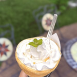 クレープ モミリーウィッチ - 料理写真:ホイップクリーム　¥330