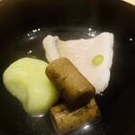 温石 - ④【椀】
      吸地：鰹+昆布（昆布強め）
      椀種：白甘鯛
      椀妻：青味：空豆の水団（すいとん）
      椀妻：差込：管牛蒡（芯抜き牛蒡）
      吸口：柚結（ゆずゆ）？：完熟前の柚子