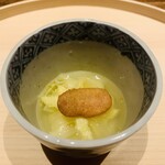 温石 - ②【先付-2】
      ホワイトアスパラのお浸し+出汁、炙り唐墨のせ