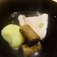 温石 - ④【椀】
                      吸地：鰹+昆布（昆布強め）
                      椀種：白甘鯛
                      椀妻：青味：空豆の水団（すいとん）
                      椀妻：差込：管牛蒡（芯抜き牛蒡）
                      吸口：柚結（ゆずゆ）？：完熟前の柚子