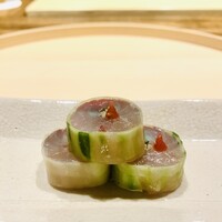 温石 - ①【先付-1】
                    鯵の胡瓜巻き、梅肉のせ