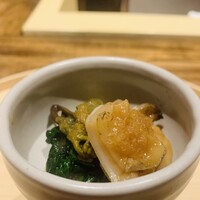 温石 - ③【進肴】
                    炙り白ミル貝、ルッコラ+フキ+ワラビのお浸し、玉葱の餡のせ