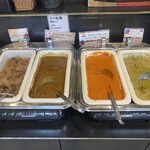 オリエンタルテラス ロータス - カレーは3種類（左端は照焼チキン）