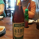 度小月   - テーブルについたらこの日も台湾ビールで乾杯です。