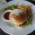 Beach Club Restaurant - 料理写真:アクティブに行動の後はランチ♪ハンバーガー♪