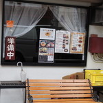 杏亭 - 外には二人がけ程度のベンチが。メニューが外にも表示されているのはうれしい。