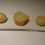 リストランテ サクラ - 野菜を練り込んだパン３種（左からズッキーニ、オニオン、コーン）