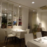 リストランテ サクラ - 白で統一されたお洒落な店内