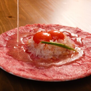 大人気のとろける炙りユッケや一品料理、土鍋ご飯も充実◎