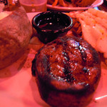 Lone Star Steakhouse & Saloon - 変な色の写真ですみません。ステーキ分厚…