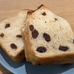 Ｂｒｅａｄ Ｃｒａｆｔ　オオウラ - レーズントースト（1本 450円）のカット後