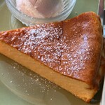 カフェ・ゾエ - チーズケーキsetの定番ベイクドチーズケーキ