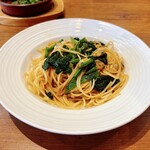 オリーブの丘  - あさりとほうれん草のバター醤油（税込429円）