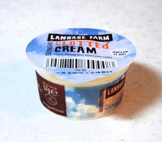 イギリス産の食料品店：スコーン、デヴォン産クロテッドクリーム