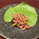 銀座 鉄板焼き ステーキ K-sio - 和牛生肉を使った花山葵の和風タルタル